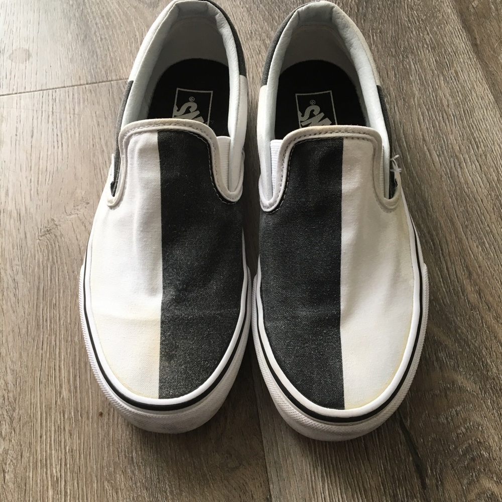 I’m selling a size 8 women shoe 6 In mens black and white vans